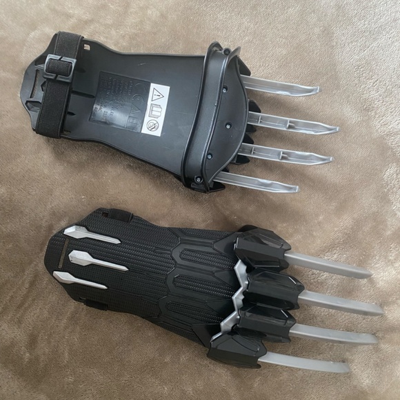 Black Panther Retractable Claws – Marvel Avengers Costume Accessory Toy - Picture 3 of 5